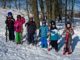 Skupina malých lyžařů